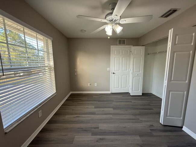 Foto del edificio - 2BR + Den with Vaulted Ceilings & Lawn Care Included!