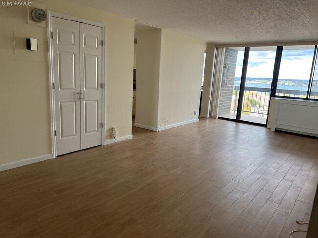 Building Photo - 2 Bay Club Dr