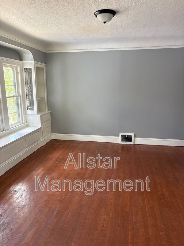 Building Photo - 3255 E 139th St