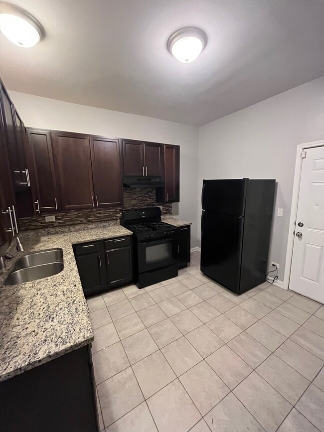 Kitchen - 7034 S Rhodes Ave