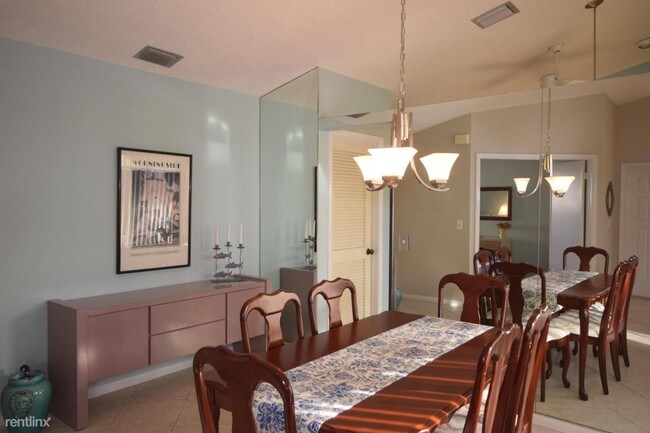 Building Photo - 2 br, 2 bath Condo - 2915 NW 12th St Apt B