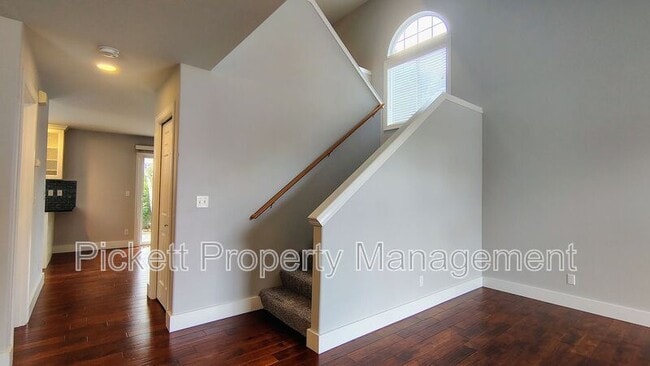 Building Photo - 2037 Gustaf St NE
