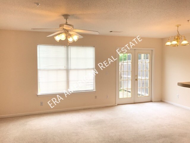 Building Photo - Townhouse
