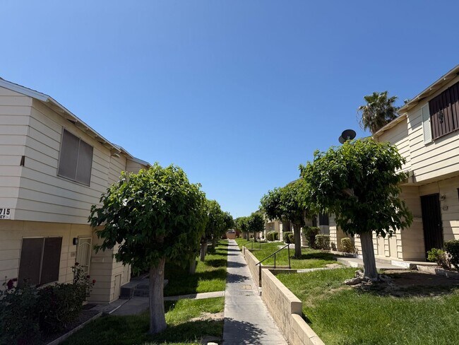 Foto del edificio - 3 Bedroom Townhouse with a 2 car garage and a middle courtyard area