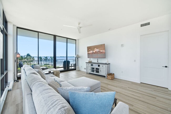 Building Photo - 225 Strand Dr