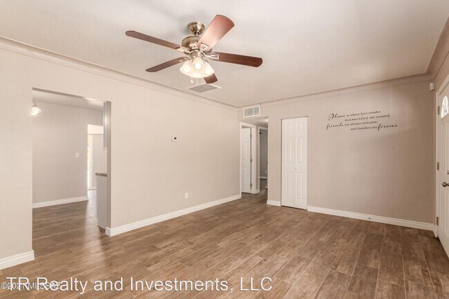 Foto del edificio - 3 br, 2 bath House - 2416 E. 19th Street