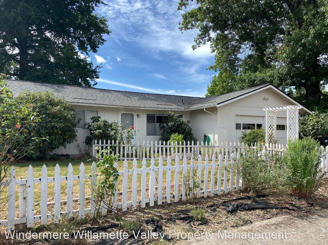 Primary Photo - 3 br, 1.5 bath House - 950 SE Marion Ave