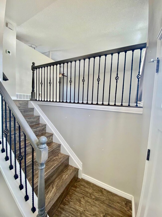 Building Photo - Lovely bi-level 3 bed/2 bath home with fen...