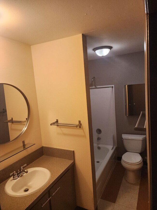 Foto del edificio - 7002-7140 N. Alta St.