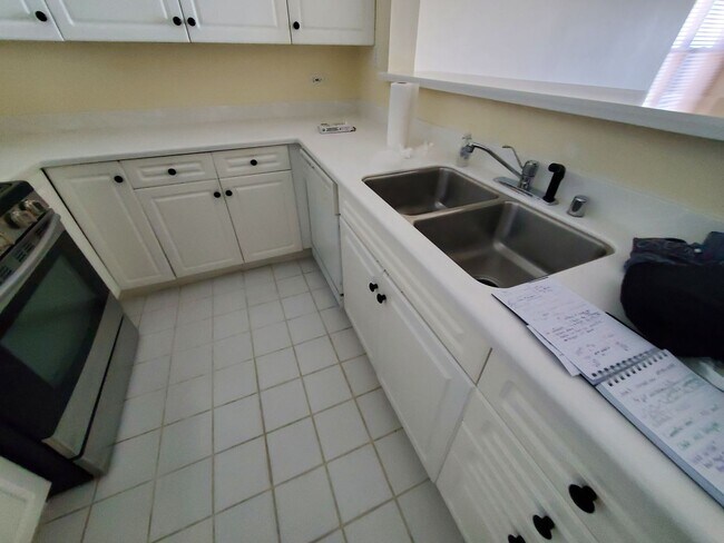 Building Photo - Rare 2-bedroom Condo On Lake Michigan in C...