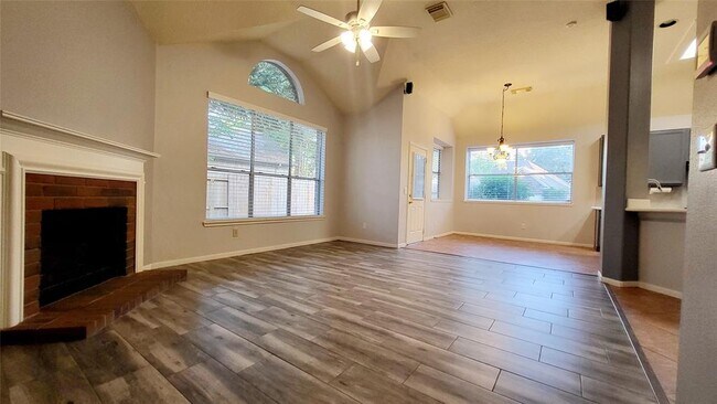 Foto del edificio - 14706 Huntmont Dr