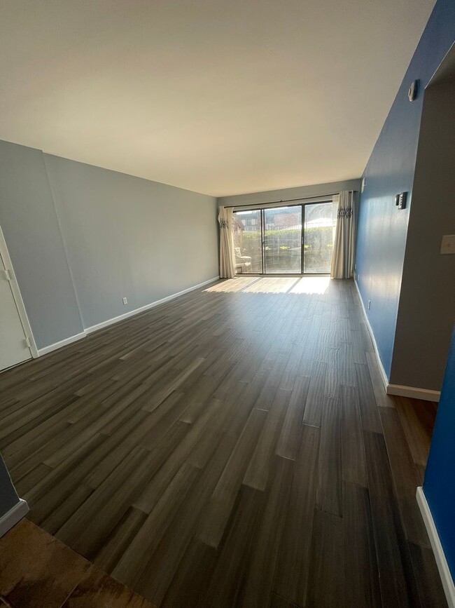 Building Photo - Spacious Two Bedroom, Two Bath Condo in Su...