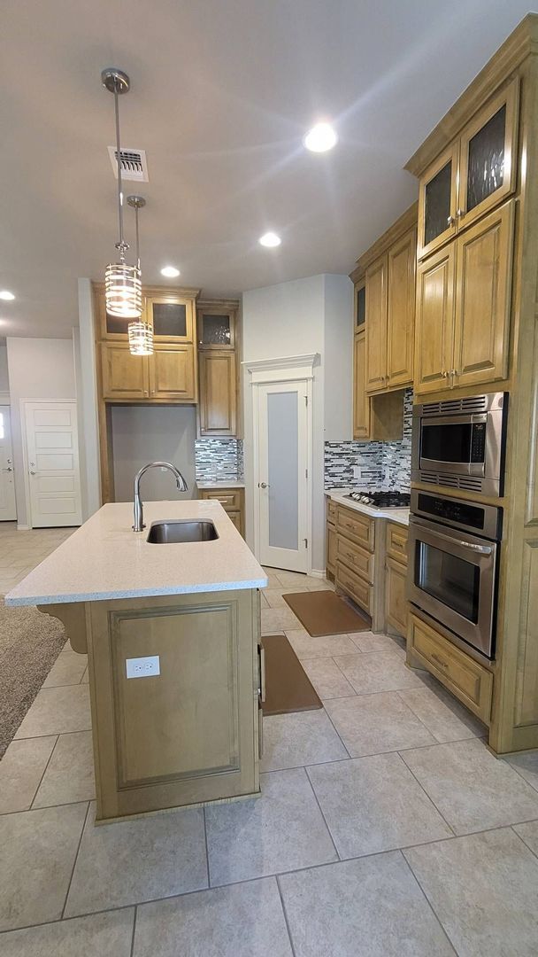 Building Photo - Very Beautiful 4 Bedroom Home in Mustang Schools