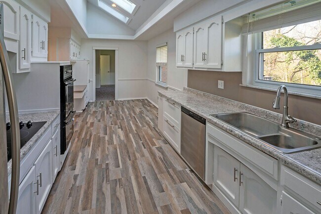 Foto del edificio - Beautiful, one of a kind property on four ...