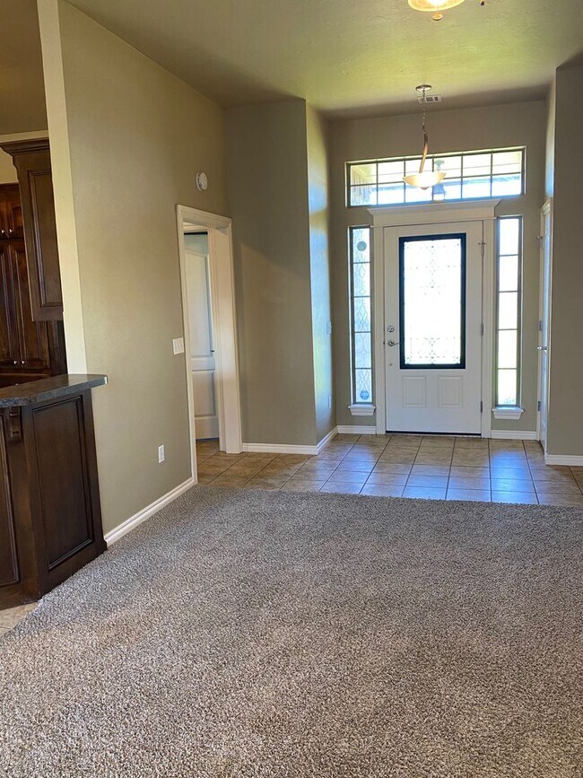 Building Photo - Beautiful Home in Southeast Moore with Storm Shelter!