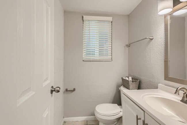 Building Photo - Tree Hill