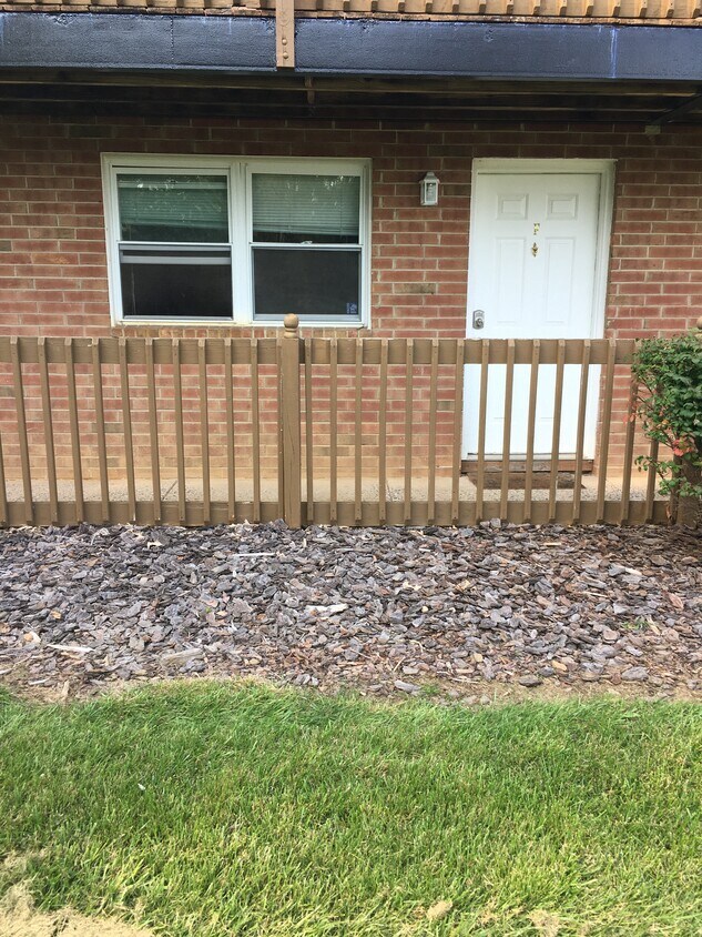 Outside Front Door View - 909 W Aaron Dr