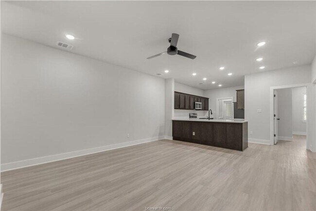 Foto del edificio - 4 Bed, 4 Bath Brand New Barracks Unit for ...