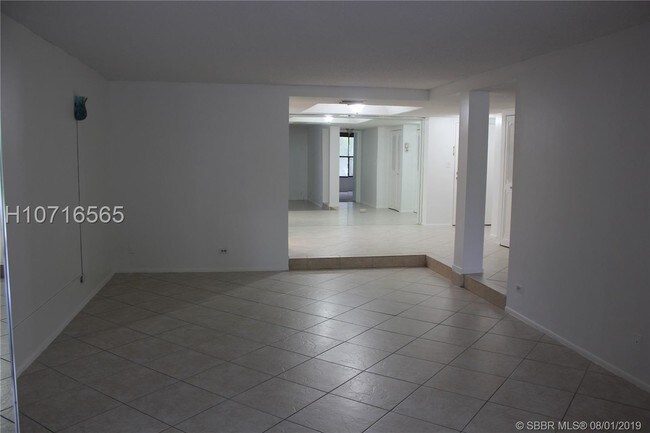 Building Photo - 3730 Inverrary Dr