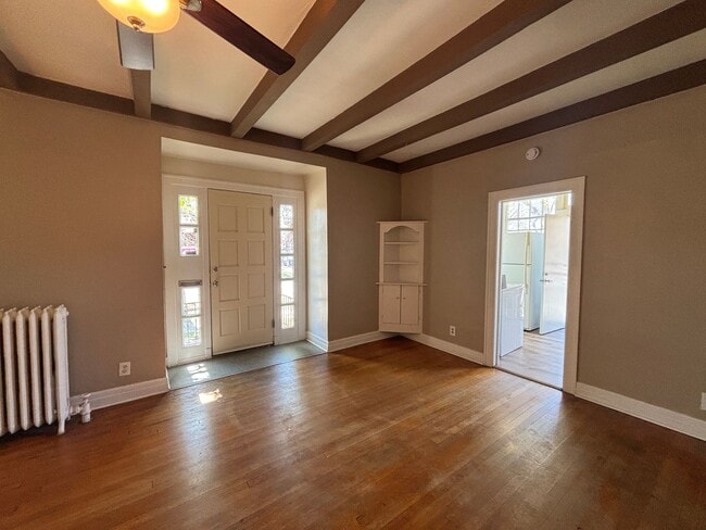 Building Photo - Large 2-bedroom unit in 3-plex.
