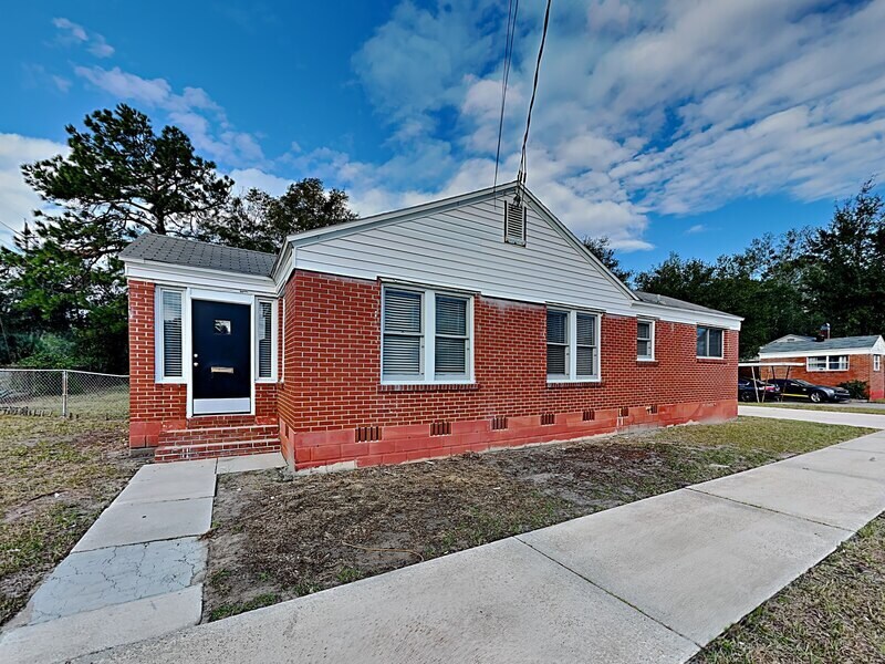 Primary Photo - 333 E 44th St