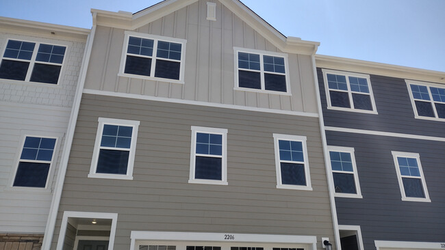 Foto del edificio - Room in Townhome on Terrawood Dr