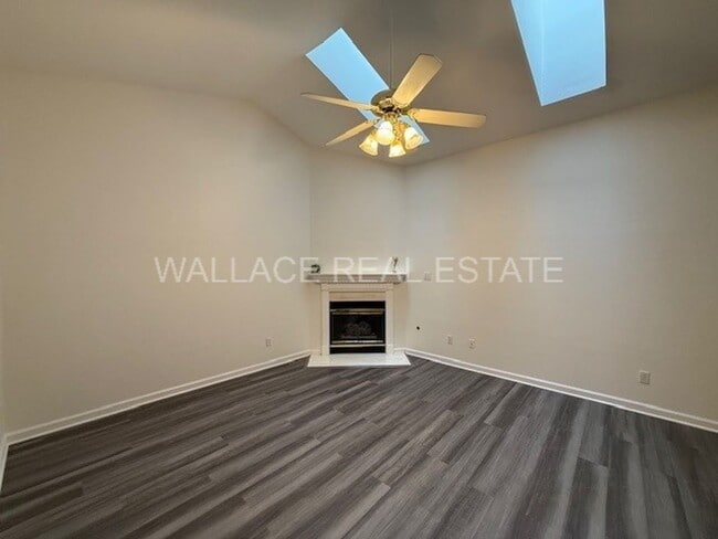 Foto del edificio - UPDATED 2 BEDROOM CONDO IN ADMIRAL BEND!!