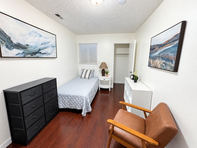 Building Photo - 68 E 200 S