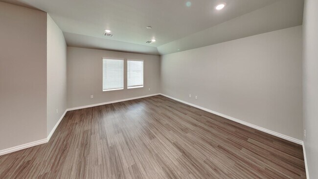 Building Photo - Beautiful LARGE 3 Bedroom 2 Bathroom Home ...