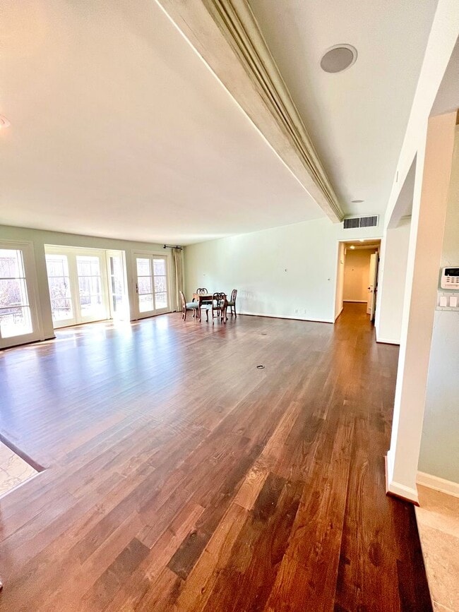 Foto del edificio - Rare rental opportunity in gated Garden Park!