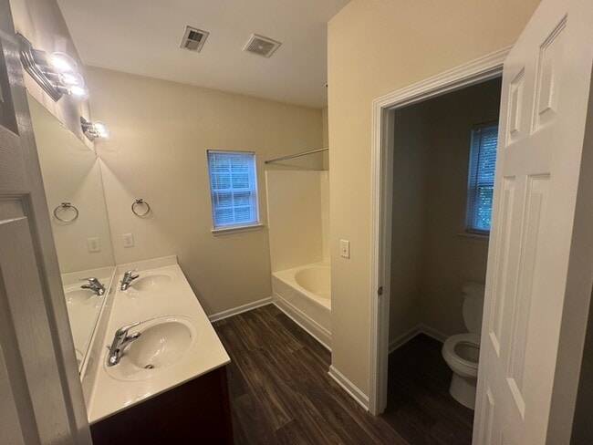 Building Photo - SPECIAL! Beautiful 3 Bed 2.5 Bath Town Hom...