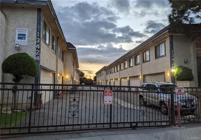 Building Photo - Updated 3br 2.5 bath near shopping & freeways