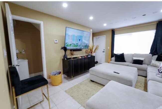 Foto del edificio - 6611 Winfield Blvd