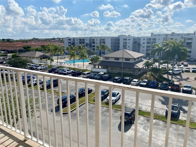 Foto del edificio - 8145 NW 7th St