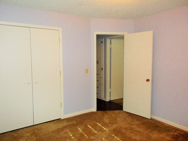 Building Photo - Super Clean 3 Bedroom 1 1/2 Bath House
