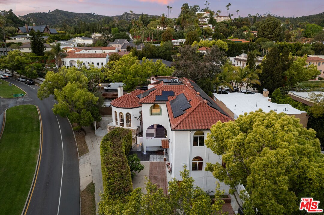 Foto principal - 2240 Hillhurst Ave