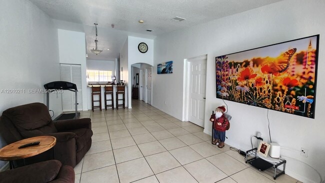 Building Photo - 3926 SW 48th Ave