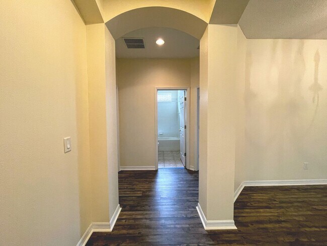 Building Photo - Spacious 4-Bedroom Home in a Sought-After ...