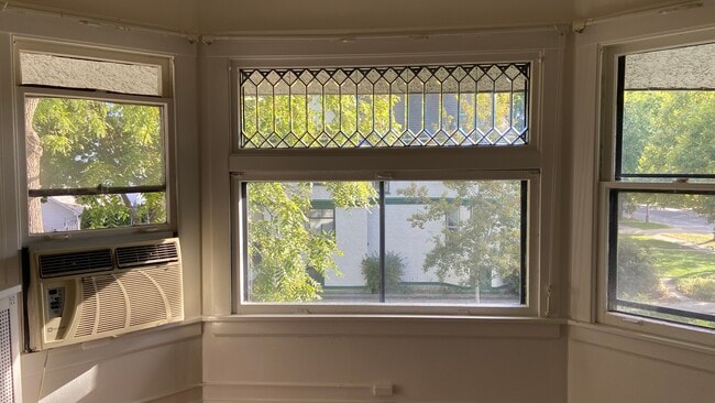 Dining Area - 202 N Ridgeland Ave