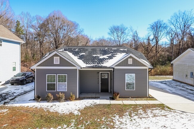 Building Photo - 1020 N Oakwood St