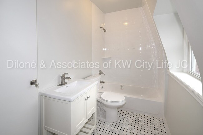 Foto del edificio - Gorgeous New Renovated DUPLEX HOME with Yard