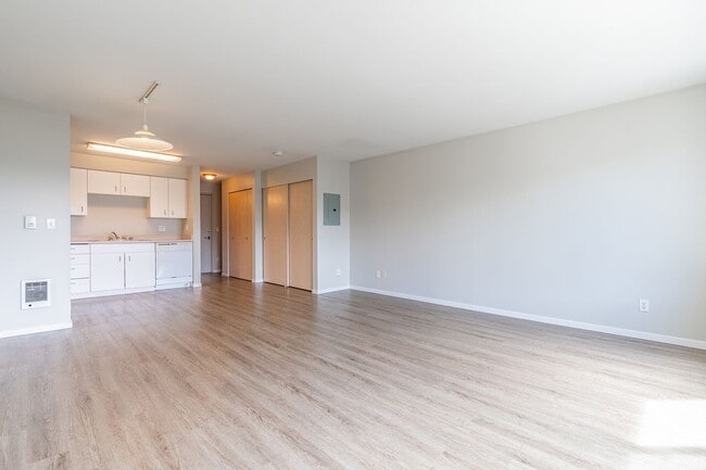 Interior Photo - 1800 Eastlake Apts (Scenic)
