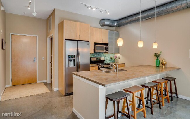 Building Photo - 1 br, 1 bath Condo - 2845 Colfax Ave S