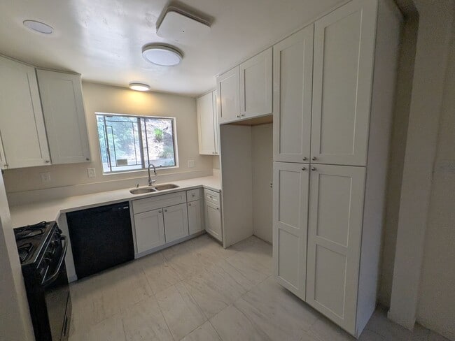 Building Photo - Newly Renovated! Spacious 4-Bed, 2-Bath Ho...