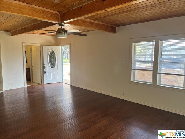Foto del edificio - 230 Six Pines Rd