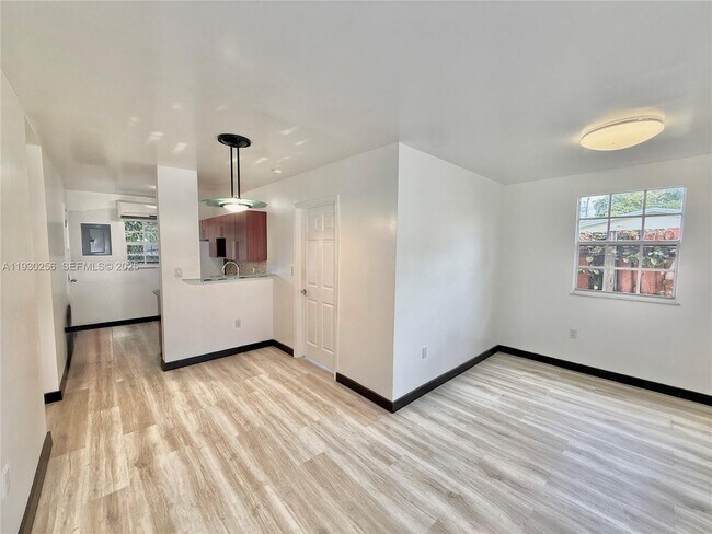 Building Photo - 1001 NW 23rd Ct