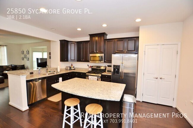 Foto del edificio - End Unit Townhouse for Rent in Seven Hills.