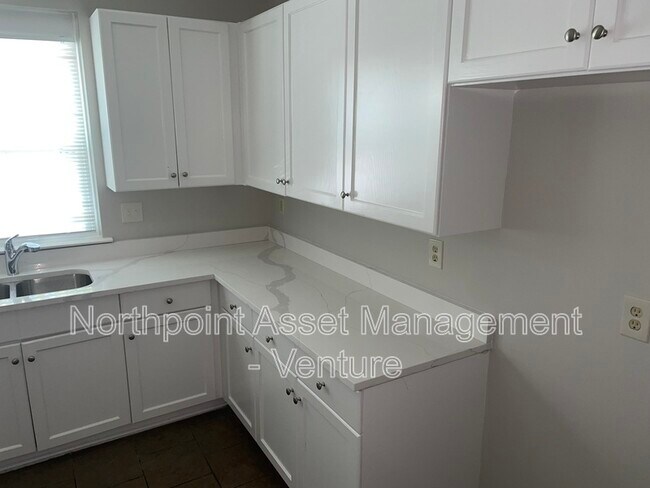 Building Photo - 745 Walnut Woods Cove N