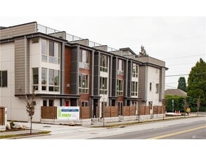 Building Photo - 530 N 105th St