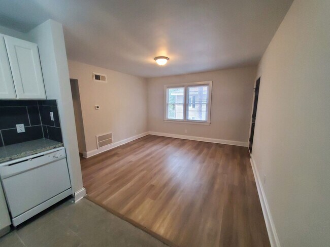Foto del edificio - 2 WEEKS FREE OFF FIRST FULL MONTHS RENT